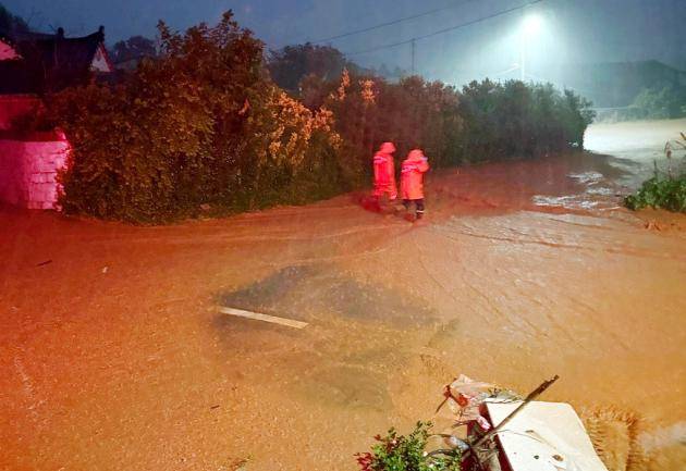 호우 특보가 발효된 3일 오후 전남 무안군 해제면 한 주택이 빗물로 잠겨 있다. [전남소방본부 제공]
