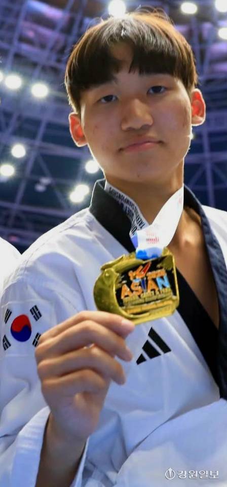 ◇명륜고 2학년에 재학 중인 정이든이 말레이시아 쿠칭에서 열린 ‘제8회 아시아청소년태권도품새선수권대회’ 남자단체전에 출전해 금메달을 목에 걸었다.