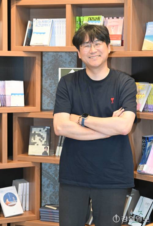 ◇지난 1일 직접 운영하는 서점 ‘당신의 강릉’에서 만난 김민섭 작가. 강릉=권태명기자
