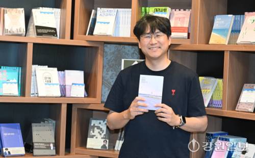◇지난 1일 직접 운영하는 서점 ‘당신의 강릉’에서 만난 김민섭 작가. 강릉=권태명기자