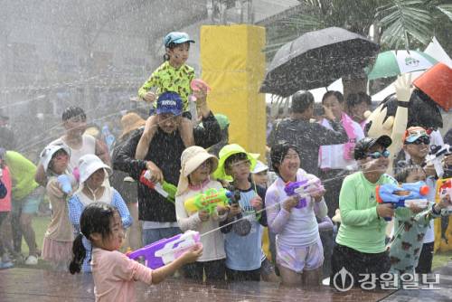 ◇오는 10일까지 평창 대화면 땀띠공원 일원에서 계속되는 2025년 Fantastic SUMMER 평창더위사냥축제’에 방문객들의 발길이 이어지고 있다.