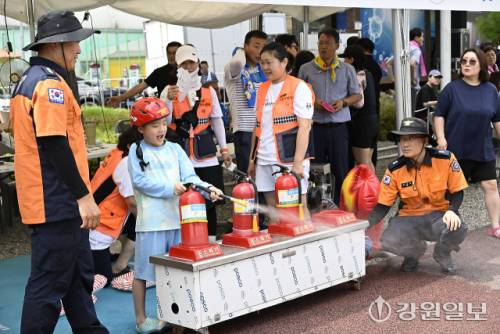 ◇오는 10일까지 평창 대화면 땀띠공원 일원에서 계속되는 2025년 Fantastic SUMMER 평창더위사냥축제’에 방문객들의 발길이 이어지고 있다.