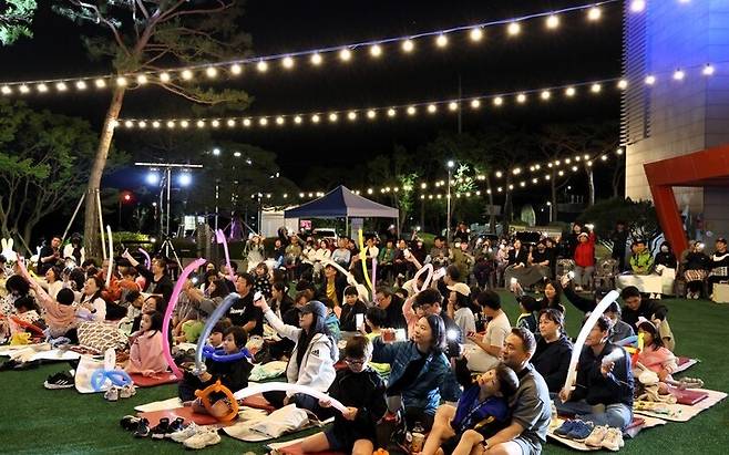 울주문화재단 온양문화복지센터가 야외마당에서 연 2025년 '야외마당 콘서트'.