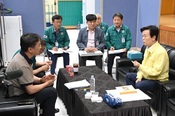 조규일 진주시장이 지난달 31일 수해지역 중앙합동조사단 관계자들을 만나 최선의 지원을 약속했다. / 진주시