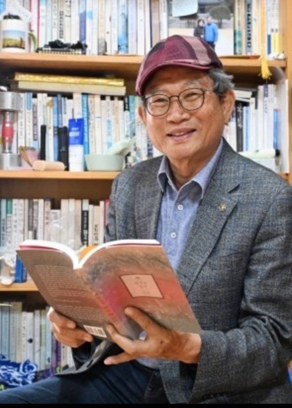 강수찬 수필가가 기행수필집 '사부작 사부작'에 대해 설명을 하고 있다.