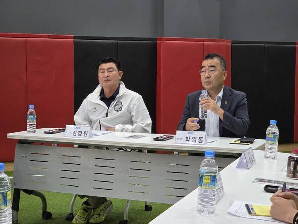 진정원(왼쪽) 경남FC 단장과 박일동 대표이사 업무대행(경남도 문화체육관광국장)이 1일 서포터스 간담회에 참석해 이야기를 듣고 있다. /박신 기자