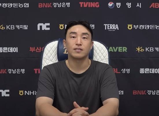 손아섭이 지난 1일 NC 다이노스 유튜브 채널을 통해 팬들에게 작별인사를 하고 있다. 사진=NC 다이노스 유튜브 갈무리