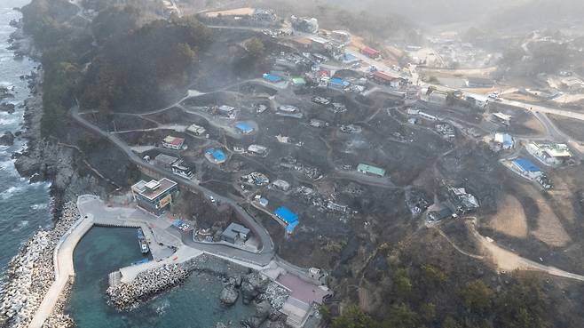 지난 3월 대형산불피해를 본 석리마을./ 영덕군 제공