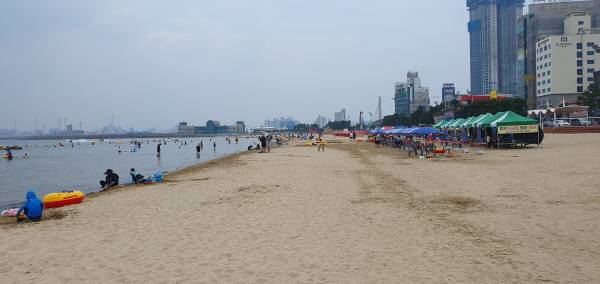 3일 오후 포항 영일대해수욕장 피서객들이 줄어들고 있다는 일대 상인들이 체감하고 있는데 실제 사용 평상이 적은 등 모습. 황영우 기자