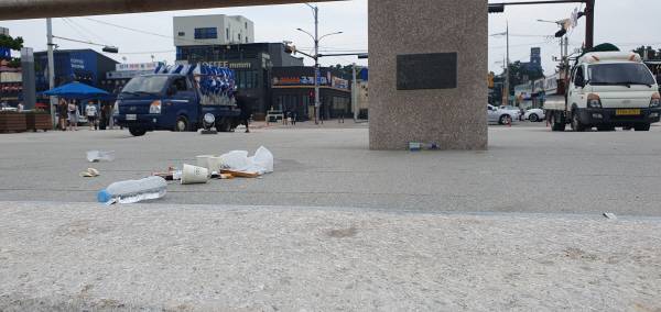 3일 오후 포항 송도해수욕장 '평화의 여신상' 바로 뒷편에 쓰레기가 나뒹구는 모습. 황영우 기자