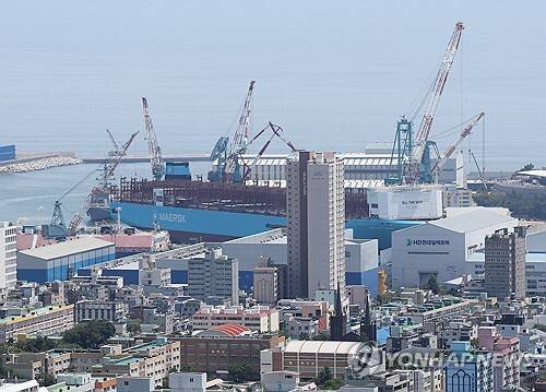 한미관세협상 타결에 따라 조선업을 기대감을 표하지만 품목별 관세 50%를 적용받는 포항 등 철강업계는 '재앙'으로 받아들이고 있다. 연합뉴스.