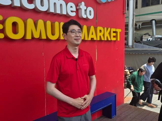 주진우 국민의힘 전당대회 당대표 후보가 2일 대구 서문시장을 찾아 기자들의 질문에 대답하고 있다. 이혜림 기자