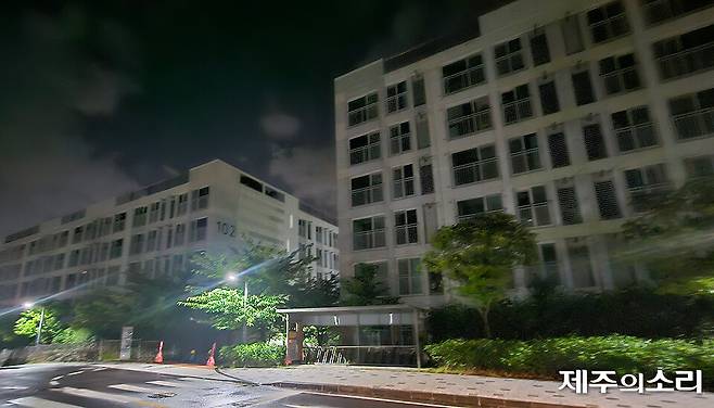 3일 밤 9시40분쯤 대규모 정전 사태로 제주시 아라동 모 아파트 단지의 불이 모두 꺼져 있다. ⓒ제주의소리