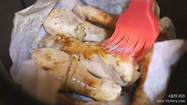 닭다리에 맛간장을 바르는 모습