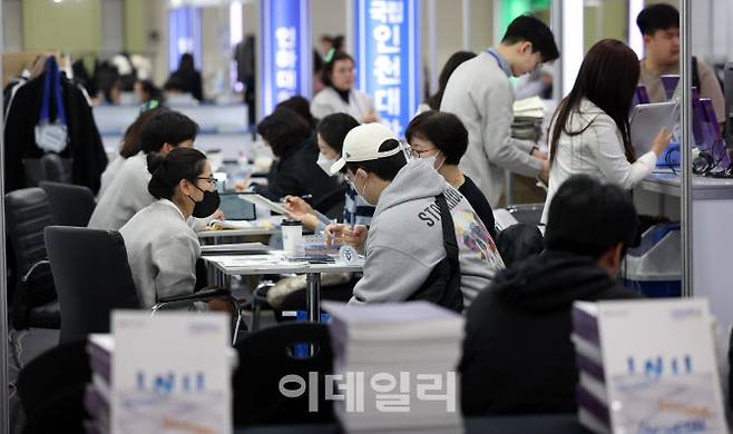 작년 12월 14일 서울 강남구 코엑스에서 열린 2024학년도 정시 대학입학정보박람회에서 수험생들이 각 대학 부스에서 입학 상담을 받고 있다.(사진=뉴시스)