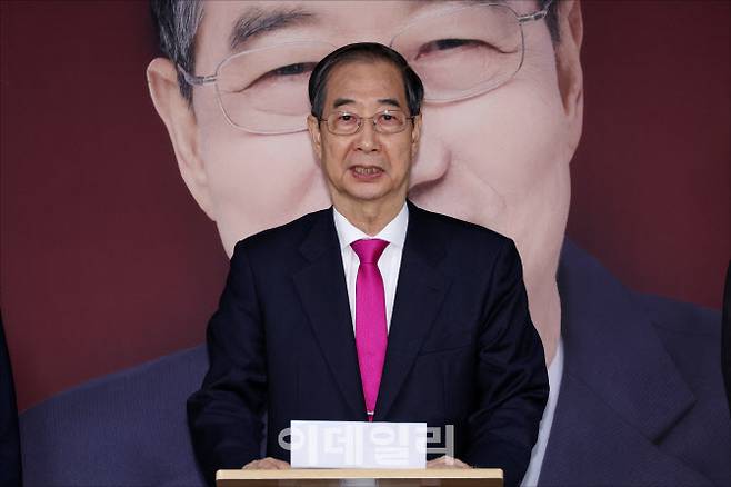 국민의힘 대선 후보로 등록했던 한덕수 전 국무총리가 지난 5월 11일 오전 서울 여의도 맨하탄21에 마련된 선거사무소에서 국민의힘 대통령 선거 후보 변경을 위한 당원 투표 부결과 관련해 입장을 밝히고 있다. (사진=이데일리 방인권 기자)