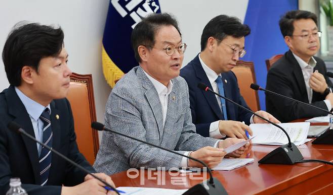 더불어민주당 원내지도부가 3일 오전 국회에서 노란봉투법(노조 2·3조 개정안) 관련 기자간담회를 진행하고 있다. 사진 왼쪽부터 김현정 원내대변인, 허영 원내정책수석부대표, 이용우·박홍배 원내부대표. (사진=노진환 기자)