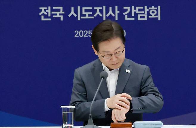 이재명 대통령이 1일 서울 용산 대통령실 청사에서 열린 전국 시도지사 간담회를 시작하며 시간을 확인하고 있다.(사진=연합뉴스)