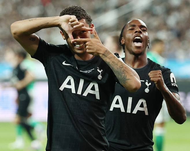 3일 서울월드컵경기장에서 열린 2025 쿠팡플레이 시리즈 토트넘 홋스퍼와 뉴캐슬 유나이티드의 경기. 토트넘 브레넌 존슨이 선취골을 넣은 뒤 손흥민의 ‘찰칵’ 세리머니를 하고 있다. 사진=연합뉴스