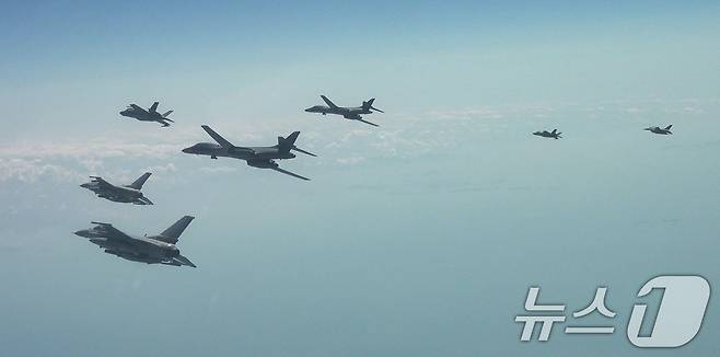 지난 4월 15일 미국 B-1B 전략폭격기가 전개한 가운데 한미 연합공중훈련이 진행되고 있다. (국방부 제공. 재판매 및 DB 금지)./뉴스1
