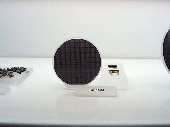 64K D램 (출처: 문화재청, KOGL Type 1 <http://www.kogl.or.kr/open/info/license_info/by.do>, via Wikimedia Commons)