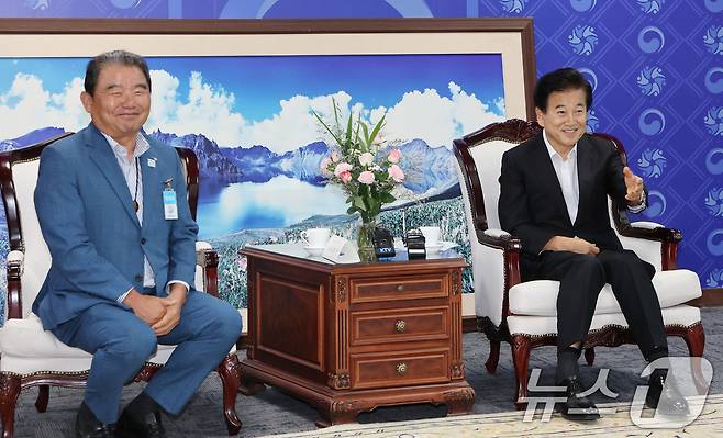 정동영 통일부 장관(오른쪽)이 지난달 31일 서울 종로구 정부서울청사에서 개성공단 기업협회 회장단과 면담을 하고 있다. 2025.7.31/뉴스1 ⓒ News1 임세영 기자