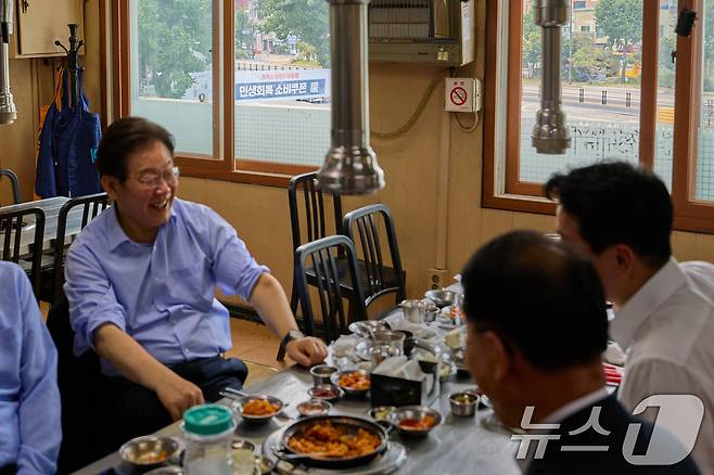 이재명 대통령이 지난달 31일 서울 용산 대통령실 인근 식당에서 강훈식 비서실장을 비롯한 참모진들과 점식식사를 하고 있다. (이재명 대통령 SNS. 재판매 및 DB금지) 2025.8.1/뉴스1 ⓒ News1 이재명 기자