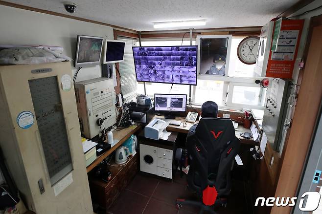 서울 시내 한 아파트 단지 경비실 (사진은 기사 내용과 무관)/뉴스1 ⓒ News1 조태형 기자