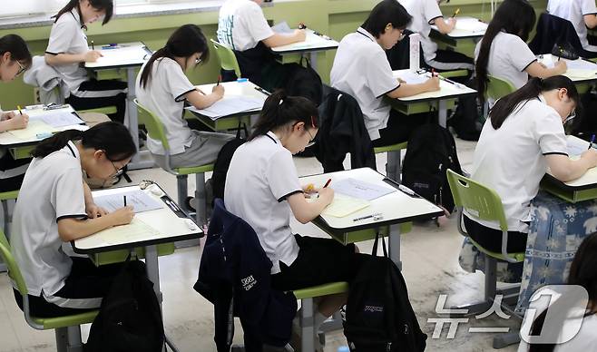 2025학년도 고3 전국연합학력평가가 치러진 지난달 10일 오전 대구 수성구 대구여자고등학교에서 고3 학생들이 1교시 국어 영역 시험을 시작하고 있다. 2025.7.10/뉴스1 ⓒ News1 공정식 기자