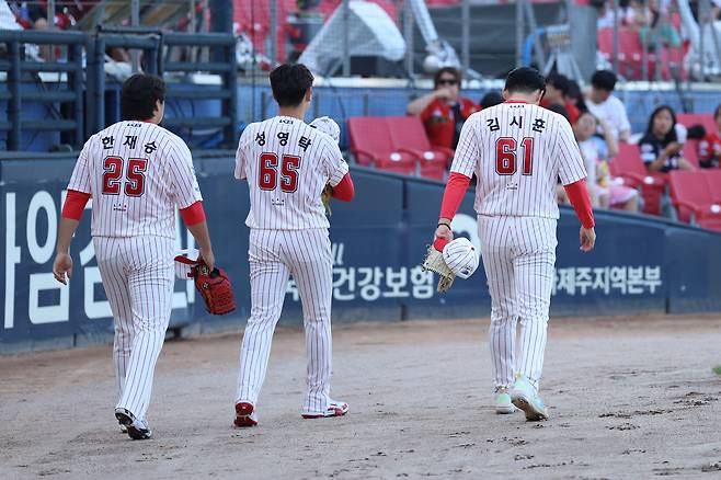 KIA가 트레이드로 영입한 한재승(왼쪽)과 김시훈(오른쪽).
