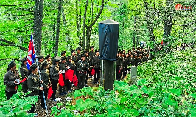 (평양 노동신문=뉴스1) = 북한 노동당 기관지 노동신문은 3일 랑림혁명전적지 와갈봉밀영에서 주민들이 "항일혁명선열들이 지녔던 백절불굴의 투쟁정신을 가슴깊이 새기고 있다＂고 보도했다. [국내에서만 사용가능. 재배포 금지. DB 금지. For Use Only in the Republic of Korea. Redistribution Prohibited] rodongphoto@news1.kr