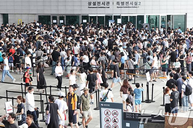 3일 오전 서울 용산구 국립중앙박물관 전시실 앞 광장이 입장을 대기하는 시민들로 북적이고 있다. 2025.8.3/뉴스1 ⓒ News1 민경석 기자