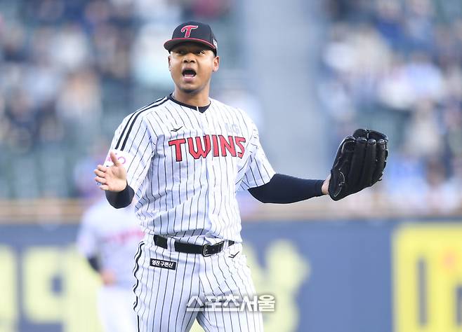 LG 선발투수 에르난데스가 15일 잠실야구장에서 열린 2025 KBO 리그 삼성과 경기 1회 투구 후 더그아웃으로 들어오며 포수를 바라보고 있다.  잠실 | 최승섭기자 thunder@sportsseoul.com