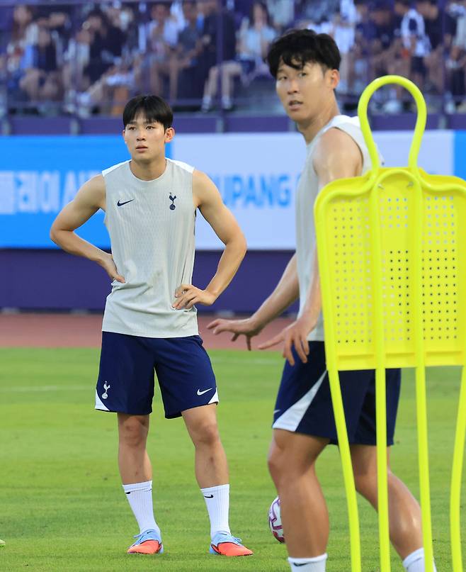 공개 훈련하는 토트넘 손흥민가 양민혁

    (안양=연합뉴스) 최재구 기자 = 쿠팡플레이 시리즈 뉴캐슬과의 경기를 앞둔 토트넘의 손흥민이 양민혁 등 팀 동료들과 2일 경기도 안양종합운동장에서 훈련하고 있다. 2025.8.2