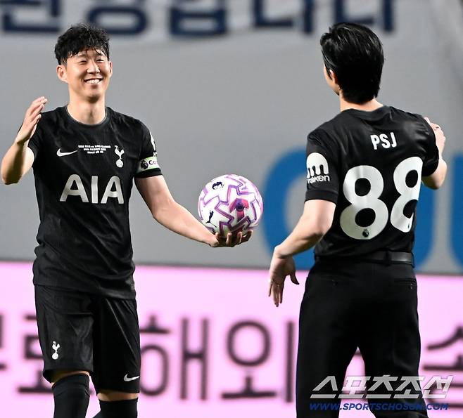 3일 서울월드컵경기장에서 열린 토트넘과 뉴캐슬의 경기, 토트넘 손흥민이 시축을 마친 박서준과 하이파이브르 하고 있다. 상암=허상욱 기자wook@sportschosun.com/2025.08.03/