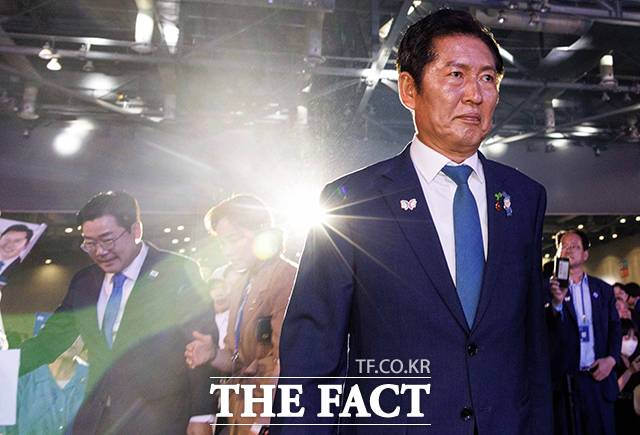 더불어민주당 새 당대표로 선출되며 개혁 당대표를 자처한 '정청래호'가 본격 출항했다. 이재명 정부 출범 후 첫 집권여당 대표인 만큼, 정 신임 대표에게는 국정운영 지원과 공약했던 개혁 과제 완수라는 이중 과제가 주어졌다. /배정한 기자