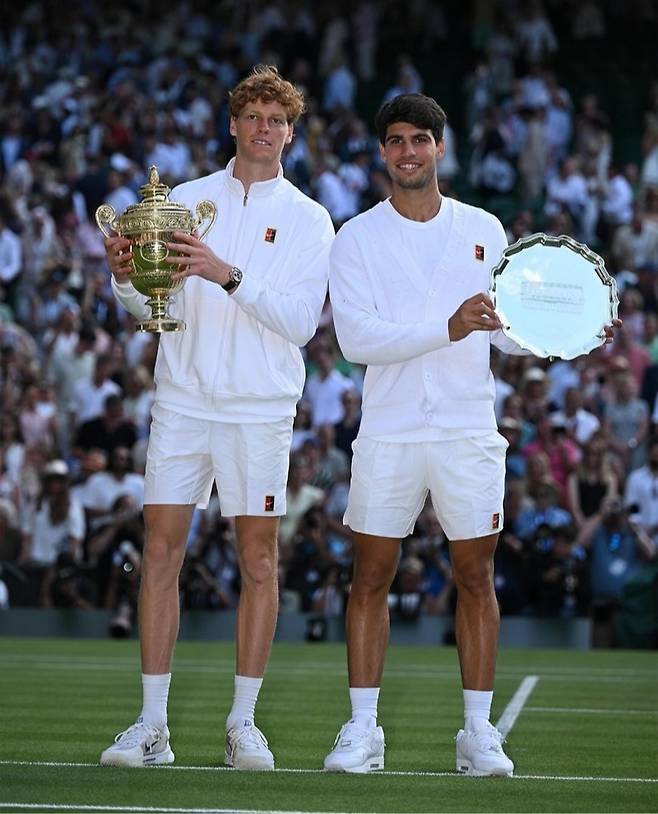 2025 윔블던 남자단식 시상식 때의 야니크 시너와 카를로스 알카라스. 사진/윔블던