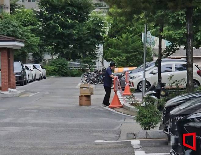 서울 성동구의 1300여가구 규모 아파트에서 경비원이 주차금지 안내판을 정리하고 있다. 박승욱 기자