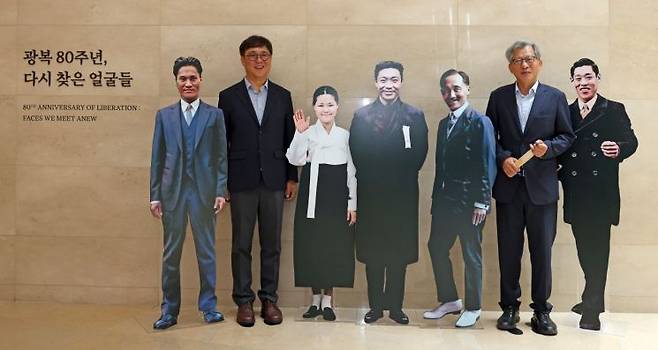 최휘영 문화체육관광부 장관(왼쪽 두 번째)과 유홍준 국립중앙박물관장(오른쪽 두 번째)이 3일 서울 용산구 국립중앙박물관 특별전 ''광복 80주년, 다시 찾은 얼굴들' 전시실 앞에 설치된 독립운동가 5인의 등신대를 배경으로 기념사진을 찍고 있다.   [사진 제공= 문화체육관광부] 함께 박물관 현장을 둘러보고 기념촬영을 하고 있다.
