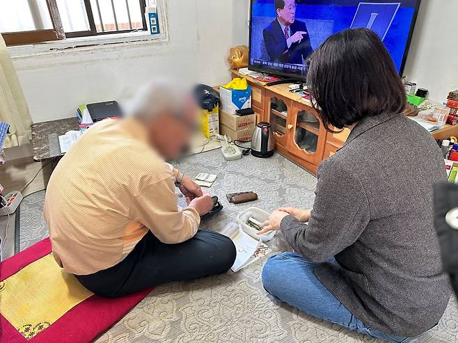 노인 맞춤 돌봄 서비스를 제공 중인 울산 남구의 일선 공무원이 독거노인의 집을 방문한 모습. /울산 남구 제공