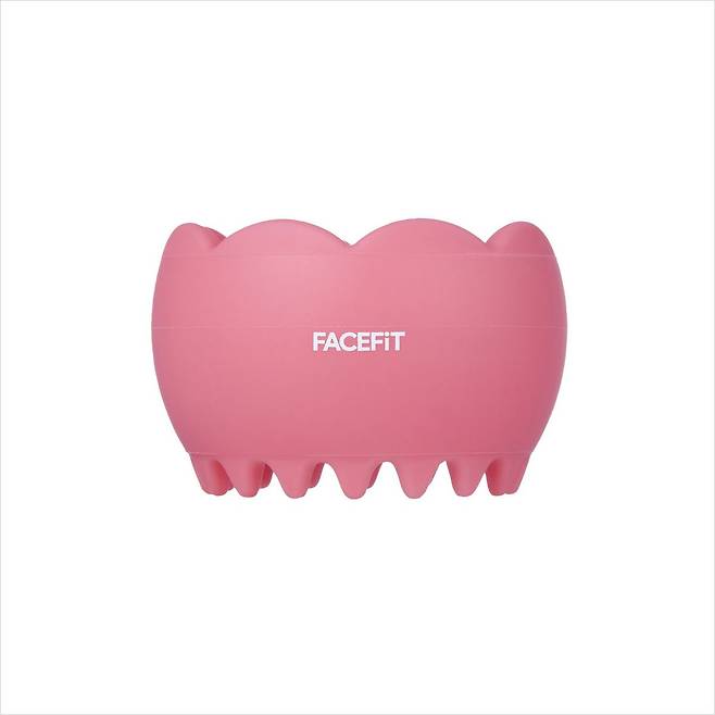 온몸 부기 안녕! 도넛 모양으로 제작된 괄사로 동그란 돌기가 노폐물이 쌓인 림프선을 자극해 혈액순환을 도와준다. 실리콘 소재라 위생적이고 샤워 중에도 사용할 수 있다. EX 툴 3만9천원 Facefit.