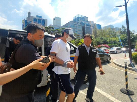 2023년 8월 4일 대전 대덕구 한 고등학교에서 40대 교사를 흉기로 찌른 혐의(살인미수)로 현행범 체포된 20대 A씨가 다음날인 5일 오후 2시 30분쯤 대전지방법원에서 열린 구속 전 피의자심문(영장실질심사)에 출석하는 모습. 대전일보DB
