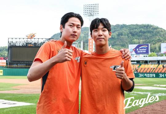지난해 한화이글스에서 프로 데뷔 첫 선발승을 거둔 조동욱(왼쪽)이 입단 동기 황준서와 함께 포즈를 취하고 있다. 한화이글스 제공
