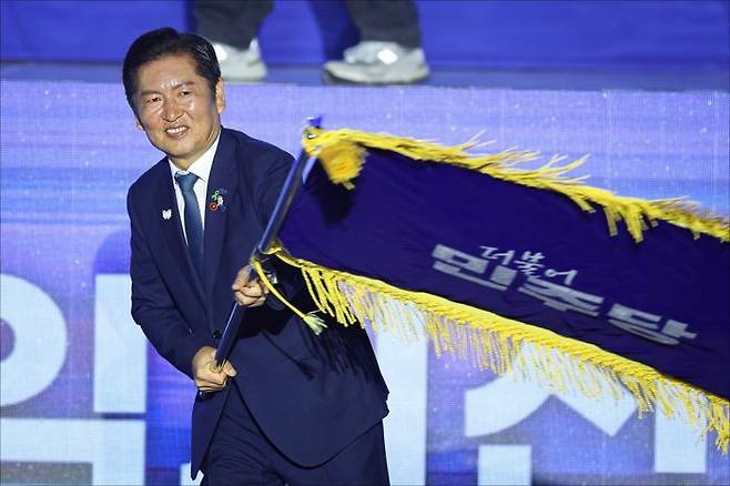 정청래 더불어민주당 신임 당대표가 2일 경기 고양시 킨텍스에서 열린 제2차 임시전당대회에서 당기를 흔들고 있다. ⓒ데일리안 홍금표 기자