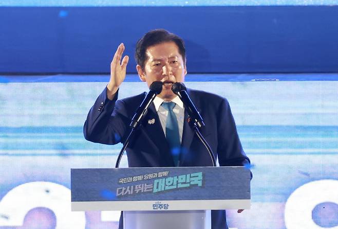 정청래 신임 더불어민주당 대표가 2일 경기 고양 킨텍스에서 열린 더불어민주당 제2차 임시전국당원대회에서 대표 수락연설을 하고 있다. 뉴시스