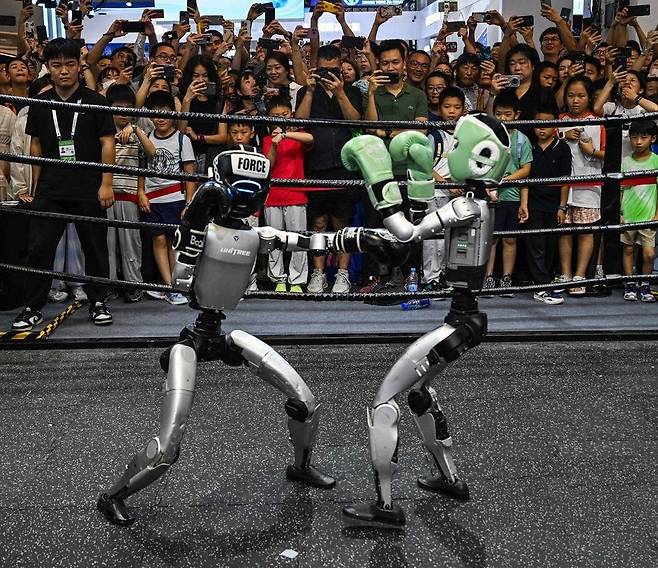 중국 상하이에서 열린 ‘2025 세계 인공지능대회에서 권투를 시연하고 있는 유니트리 로보틱스의 로봇. 뉴스1