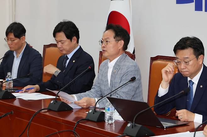 더불어민주당 허영 원내정책수석이 3일 서울 여의도 국회에서 열린 노조법 2·3조 개정 관련 기자간담회에서 발언하고 있다.  왼쪽부터 정흥준 서울과학기술대 교수, 김현정 원내대변인, 허영 원내정책수석, 이용우 원내부대표.