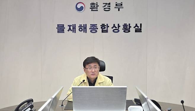 김성환 환경부 장관이 3일 오후 정부세종청사에서 집중호우 대비 소속·산하기관과 긴급 상황점검 회의를 주재하고, “내일 아침까지가 큰 고비가 될 것이라고 말하며, 호우로 인한 비 피해를 최소화 할 것”을 당부했다. 사진 출처 : 환경부