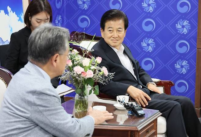 정동영 통일부 장관(오른쪽)이 1일 정부서울청사에서 조셉 윤 주한미국대사대리를 접견하고 있다.  연합뉴스