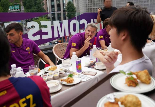 "K치킨에 반했다"..바르셀로나 선수단, BBQ 팬사